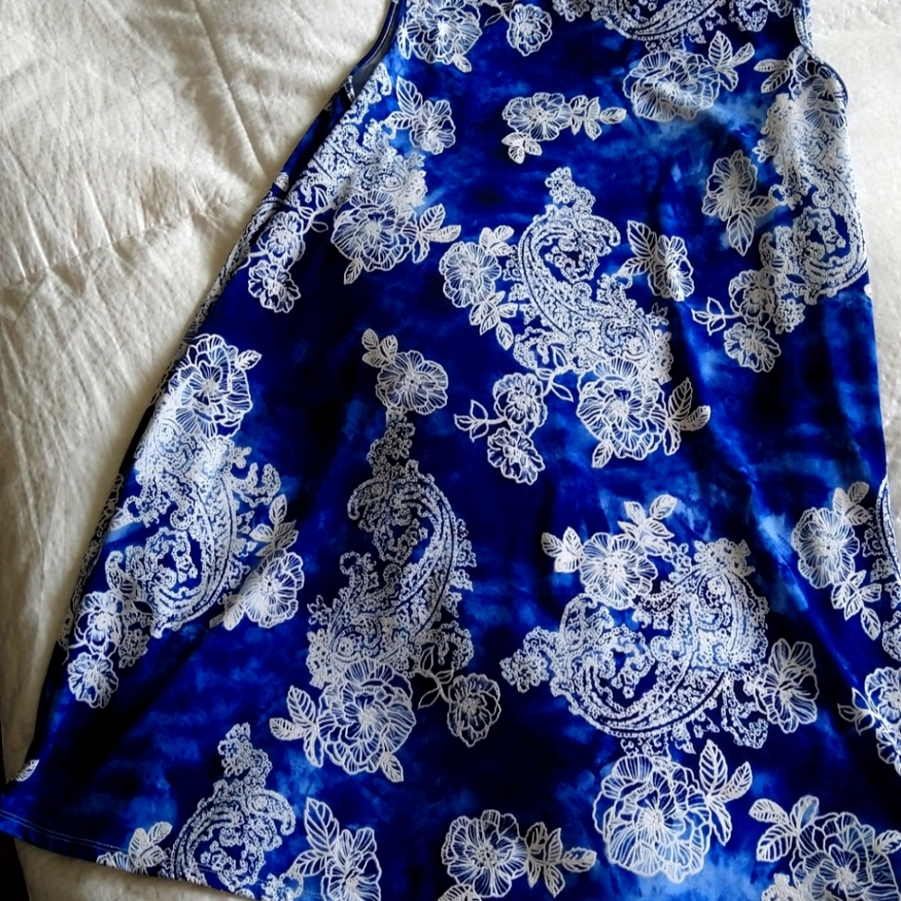 Apt. 9 royal blue and white knee length dress with hidden side pockets.